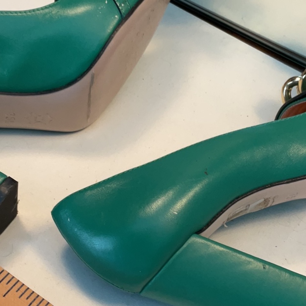Muse Green Leather Heels with Gold Chain Detail - Picture 11 of 11